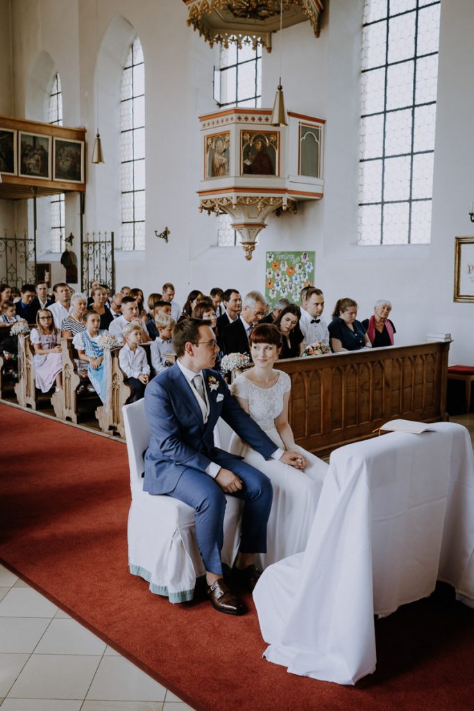 Hochzeitsreportage, Trauung, Kirche St. Peter & Paul, Vaterstetten, https://www.hochzeitsfotografin-muenchen.eu/