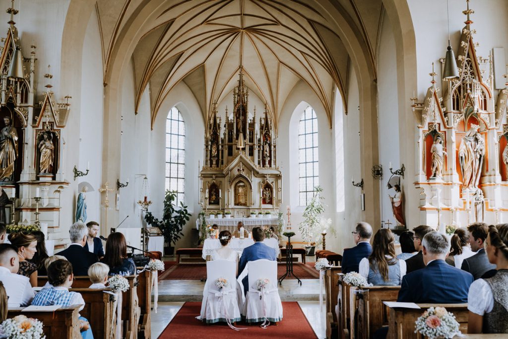 Hochzeitsreportage, Trauung, Kirche St. Peter & Paul, Vaterstetten, https://www.hochzeitsfotografin-muenchen.eu/