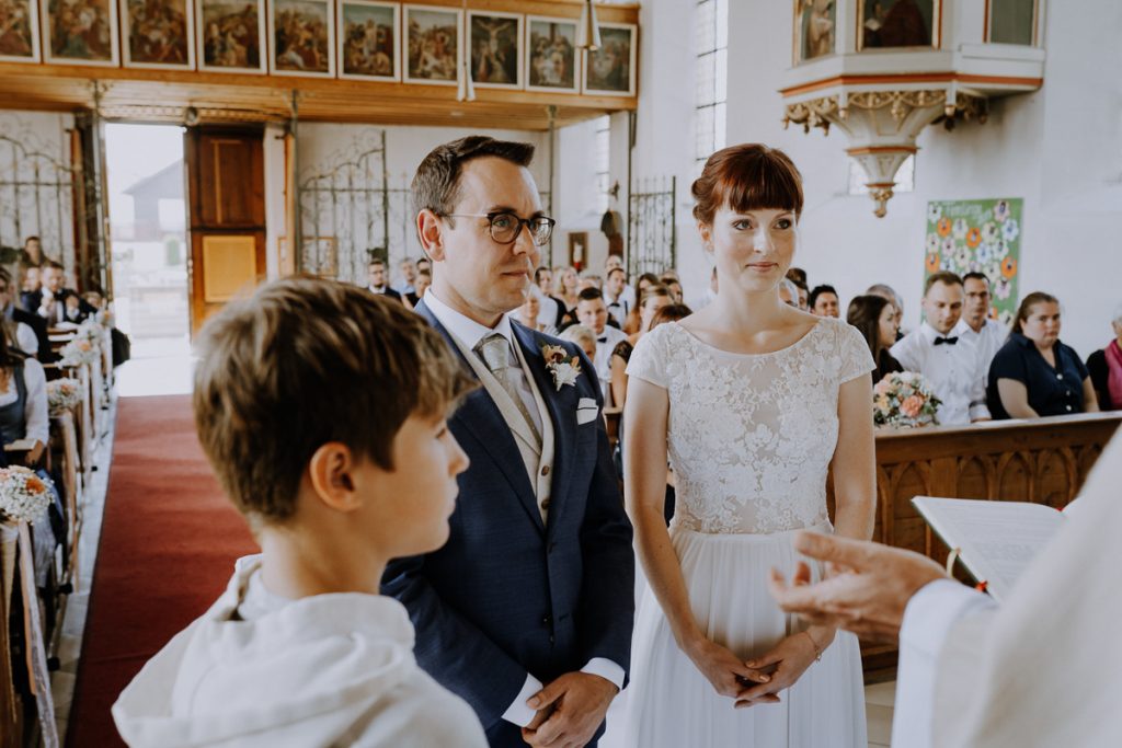 Hochzeitsreportage, Trauung, Kirche St. Peter & Paul, Vaterstetten, https://www.hochzeitsfotografin-muenchen.eu/
