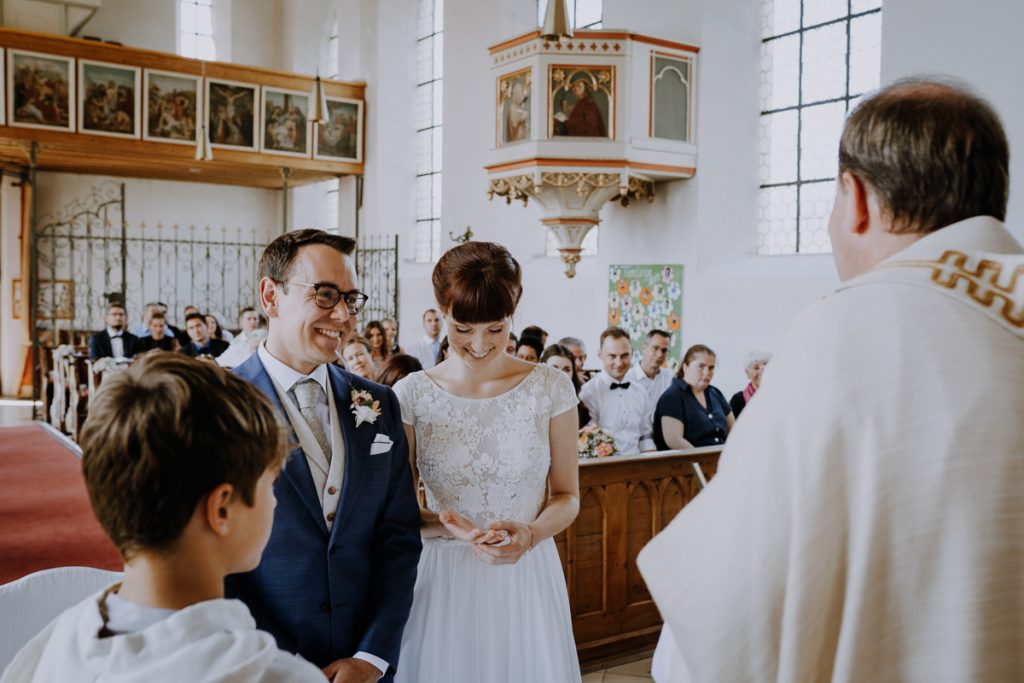 Hochzeitsreportage, Trauung, Kirche St. Peter & Paul, Vaterstetten, https://www.hochzeitsfotografin-muenchen.eu/