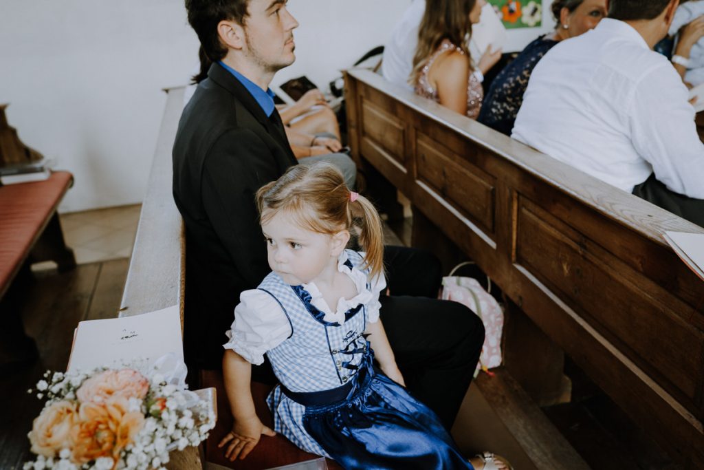 Hochzeitsreportage, Trauung, Kirche St. Peter & Paul, Vaterstetten, https://www.hochzeitsfotografin-muenchen.eu/
