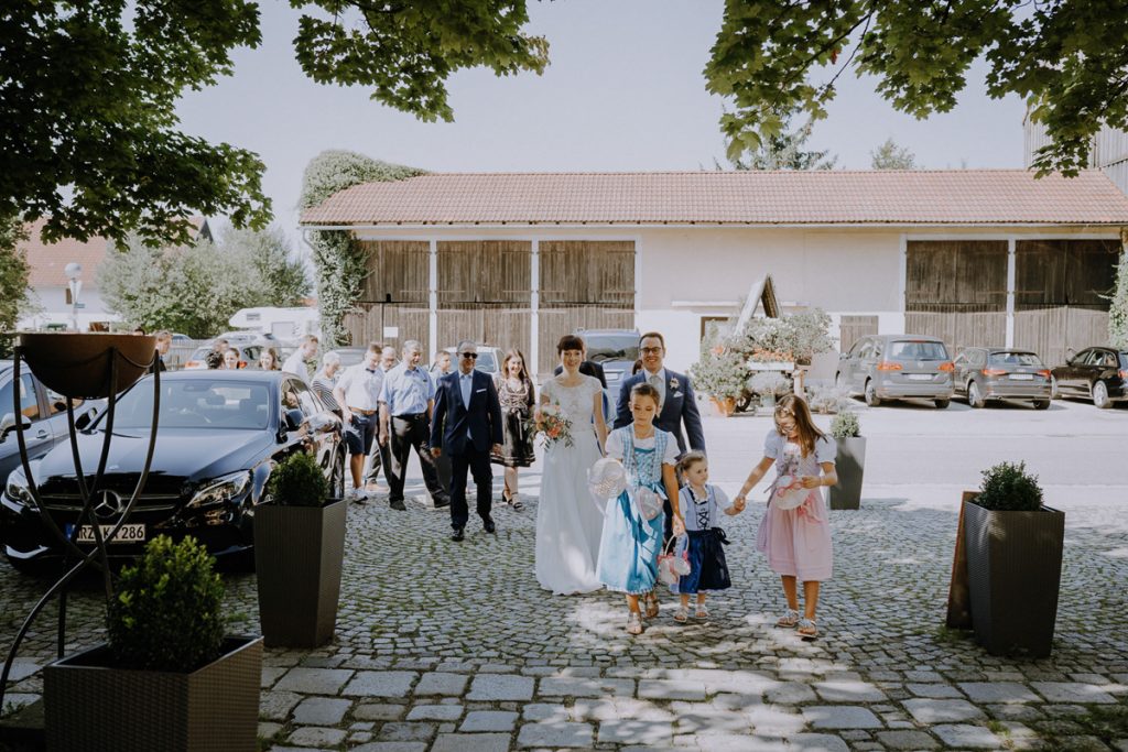 Hochzeitsreportage, Sektempfang, Gutsgasthof Stangl, Vaterstetten, https://www.hochzeitsfotografin-muenchen.eu/