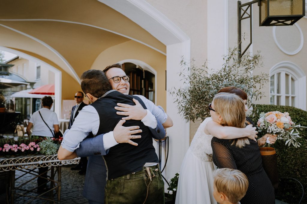 Hochzeitsreportage, Sektempfang, Gutsgasthof Stangl, Vaterstetten, https://www.hochzeitsfotografin-muenchen.eu/