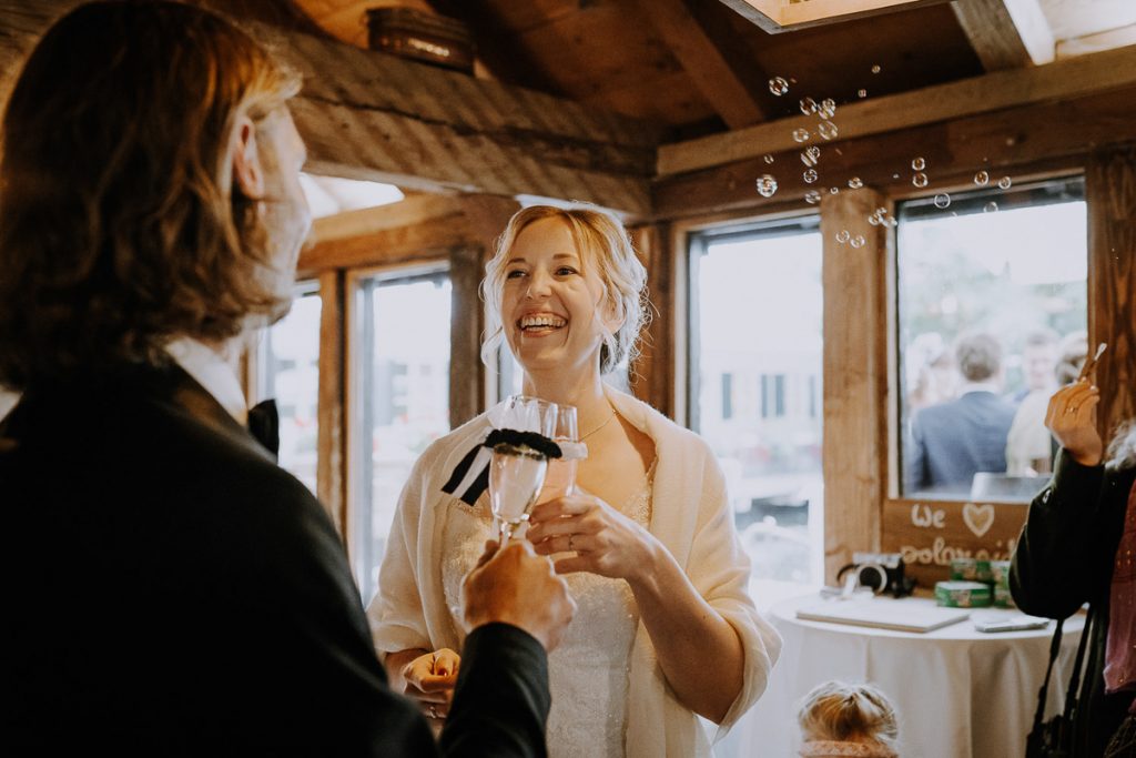 Hochzeitsreportage, Sektempfang, Insel Mühle Hotel, München, https://www.hochzeitsfotografin-muenchen.eu/