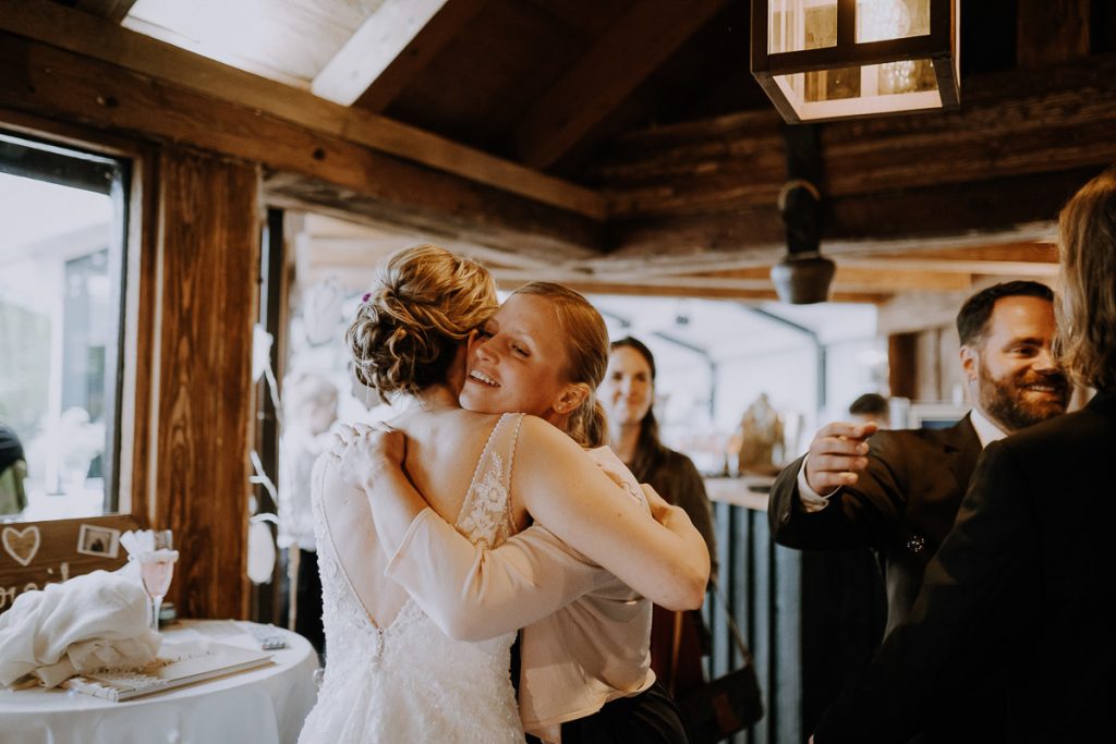 Hochzeitsreportage, Sektempfang, Insel Mühle Hotel, München, https://www.hochzeitsfotografin-muenchen.eu/