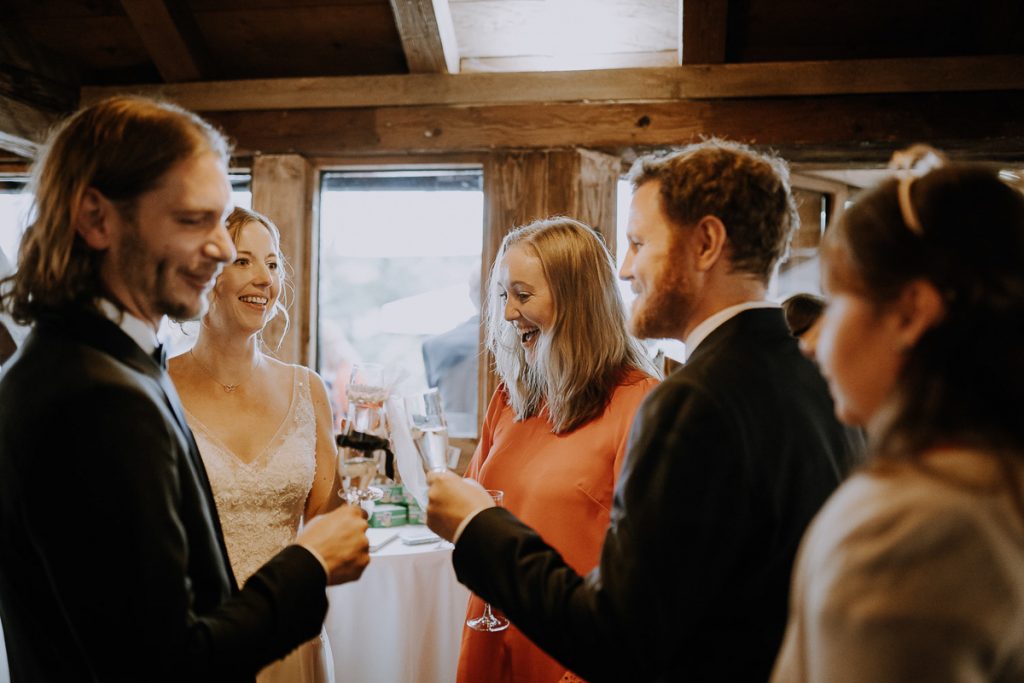 Hochzeitsreportage, Sektempfang, Insel Mühle Hotel, München, https://www.hochzeitsfotografin-muenchen.eu/