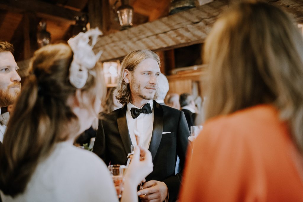 Hochzeitsreportage, Sektempfang, Insel Mühle Hotel, München, https://www.hochzeitsfotografin-muenchen.eu/