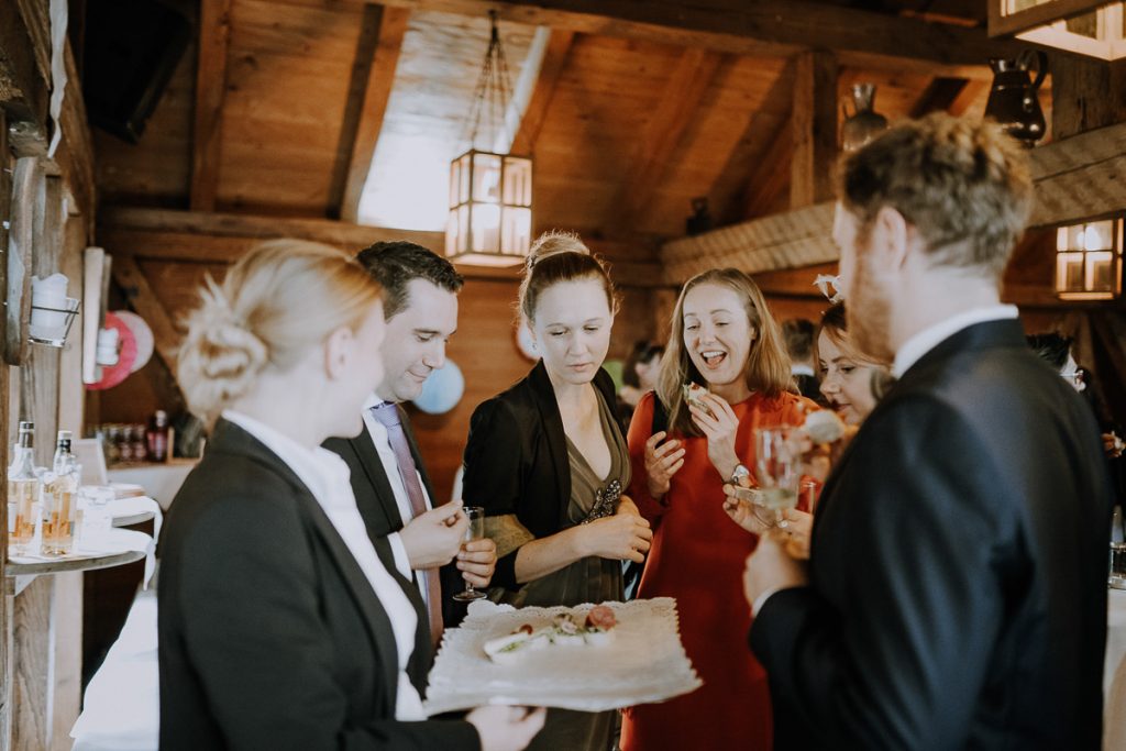 Hochzeitsreportage, Sektempfang, Insel Mühle Hotel, München, https://www.hochzeitsfotografin-muenchen.eu/