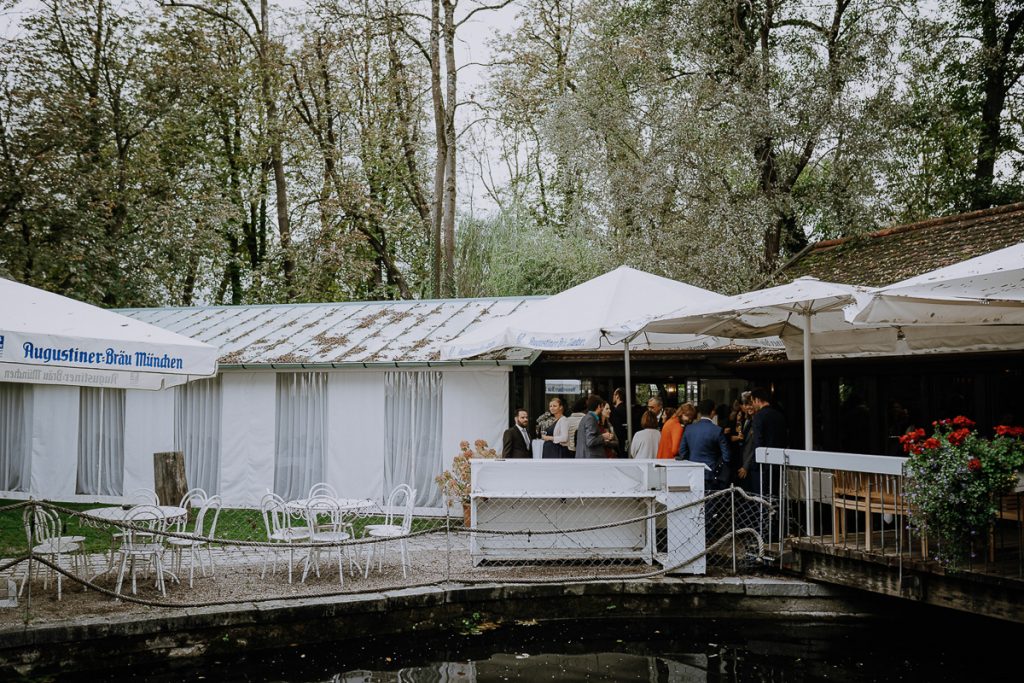 Hochzeitsreportage, Sektempfang, Insel Mühle Hotel, München, https://www.hochzeitsfotografin-muenchen.eu/