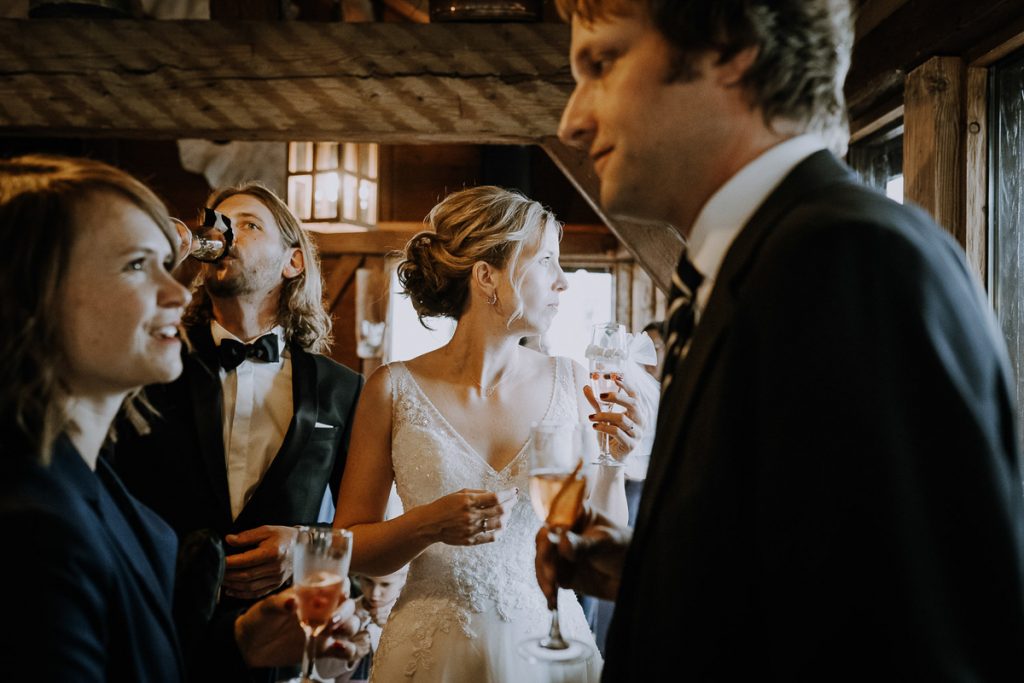 Hochzeitsreportage, Sektempfang, Insel Mühle Hotel, München, https://www.hochzeitsfotografin-muenchen.eu/