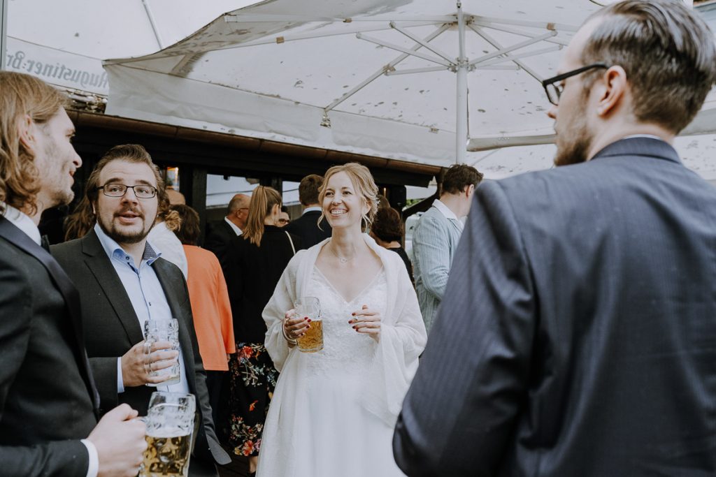 Hochzeitsreportage, Sektempfang, Insel Mühle Hotel, München, https://www.hochzeitsfotografin-muenchen.eu/