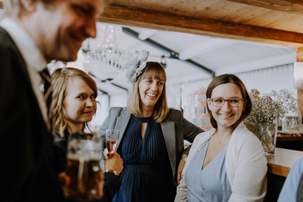 Hochzeitsreportage, Sektempfang, Insel Mühle Hotel, München, https://www.hochzeitsfotografin-muenchen.eu/