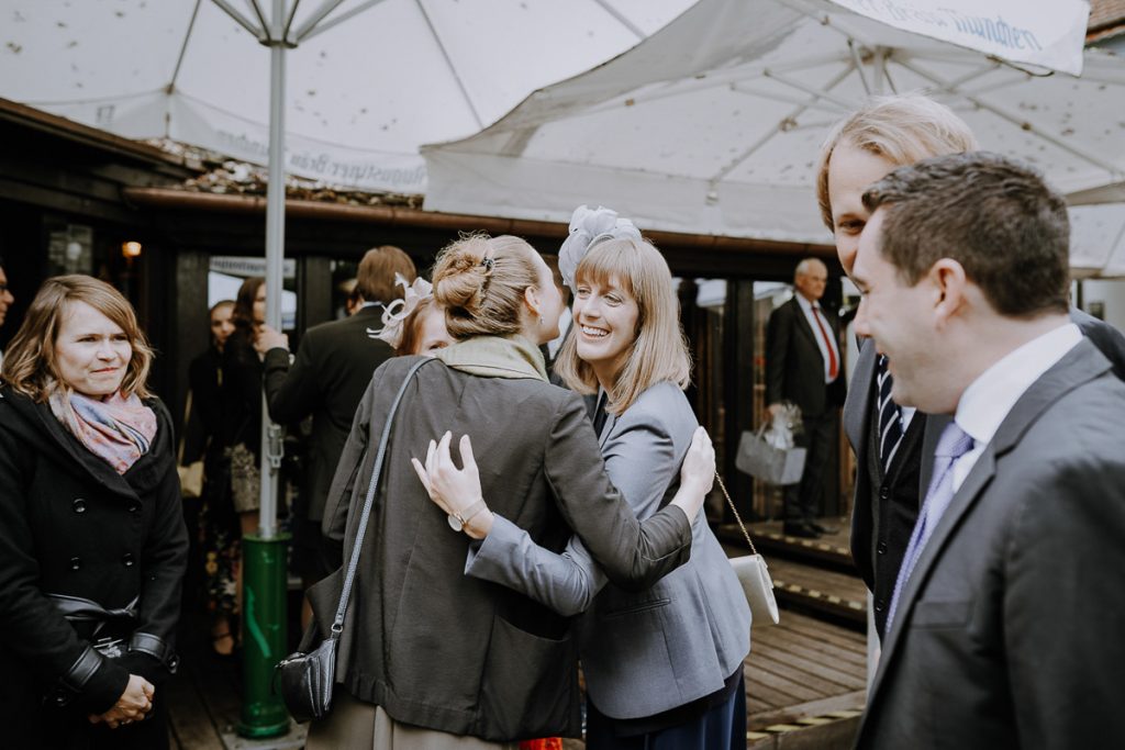 Hochzeitsreportage, Sektempfang, Insel Mühle Hotel, München, https://www.hochzeitsfotografin-muenchen.eu/