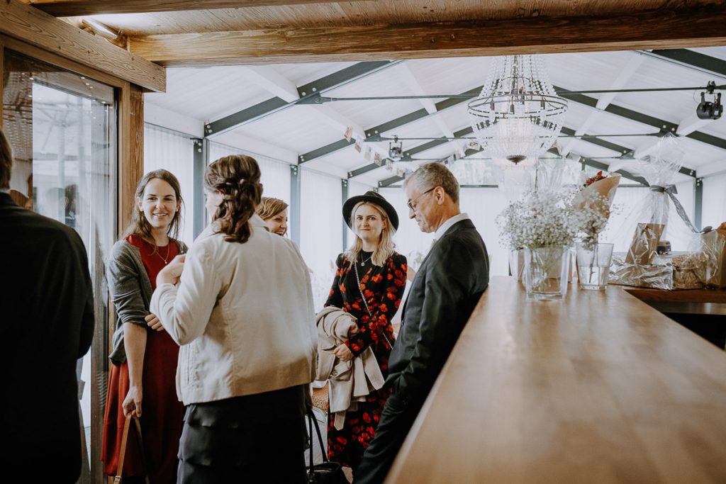 Hochzeitsreportage, Sektempfang, Insel Mühle Hotel, München, https://www.hochzeitsfotografin-muenchen.eu/