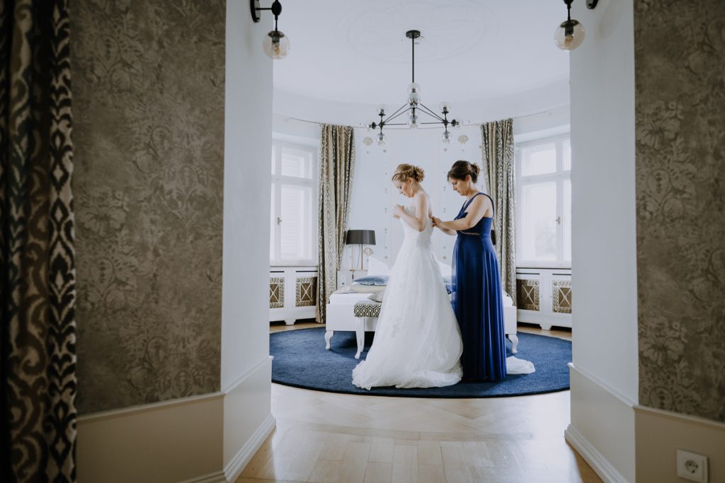 Hochzeitsreportage, Vorbereitung, getting ready, Schloß Höhenried, https://www.hochzeitsfotografin-muenchen.eu/