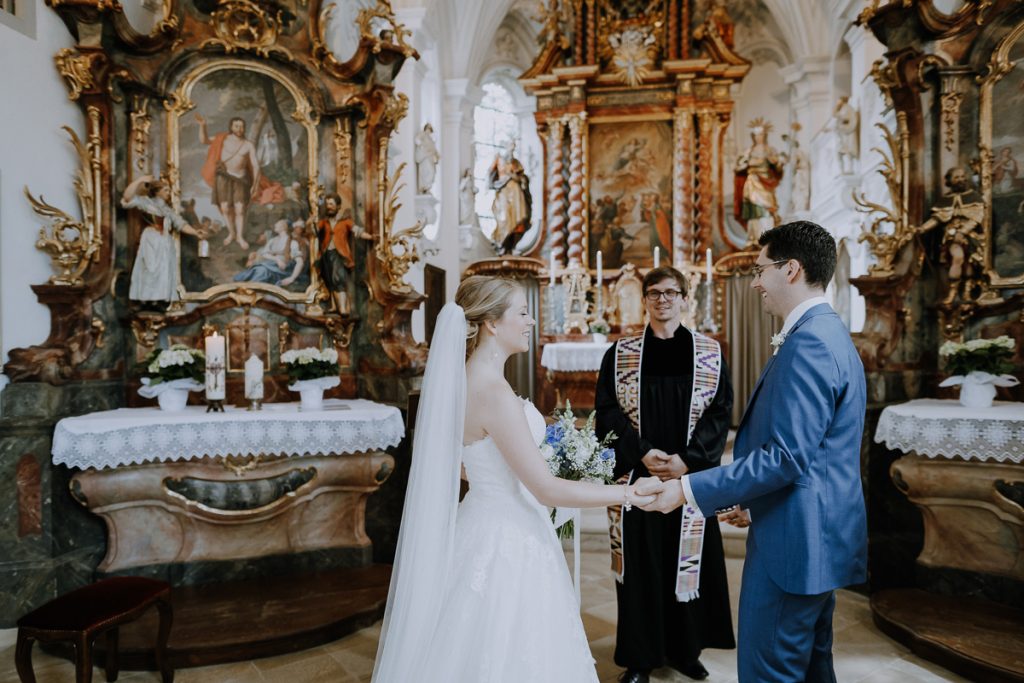 Hochzeitsreportage, Trauung, Hofmannskirche, Bernried, https://www.hochzeitsfotografin-muenchen.eu/