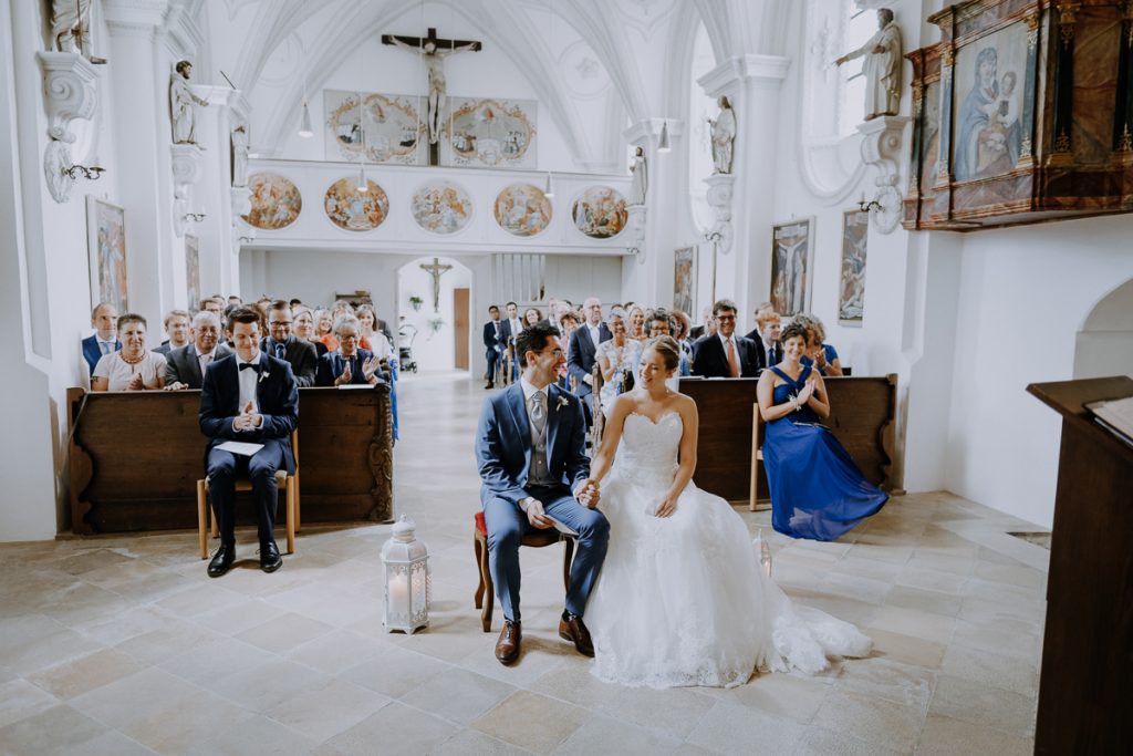 Hochzeitsreportage, Trauung, Hofmannskirche, Bernried, https://www.hochzeitsfotografin-muenchen.eu/