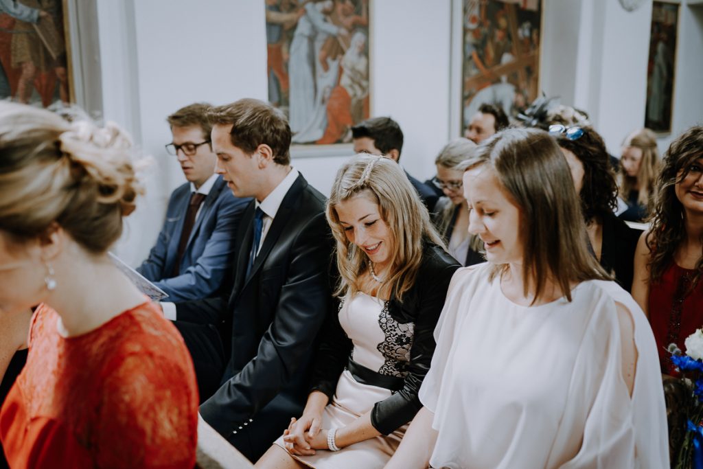 Hochzeitsreportage, Trauung, Hofmannskirche, Bernried, https://www.hochzeitsfotografin-muenchen.eu/