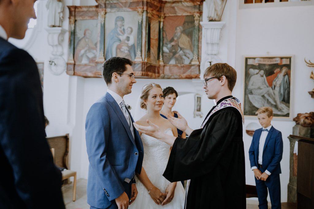 Hochzeitsreportage, Trauung, Hofmannskirche, Bernried, https://www.hochzeitsfotografin-muenchen.eu/