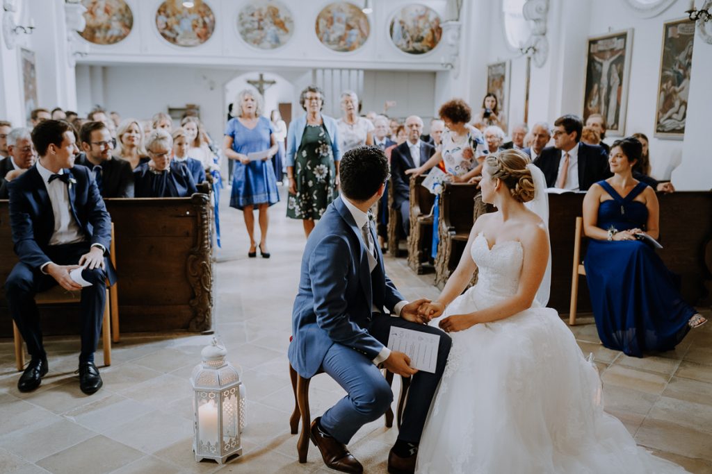 Hochzeitsreportage, Trauung, Hofmannskirche, Bernried, https://www.hochzeitsfotografin-muenchen.eu/