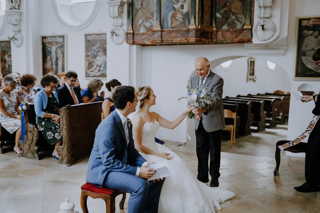 Hochzeitsreportage, Trauung, Hofmannskirche, Bernried, https://www.hochzeitsfotografin-muenchen.eu/
